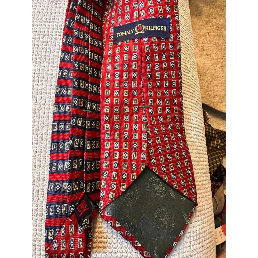 Tommy Hilfiger Mens Silk Tie Red Foulard Geometric Crest Pattern Academia Preppy